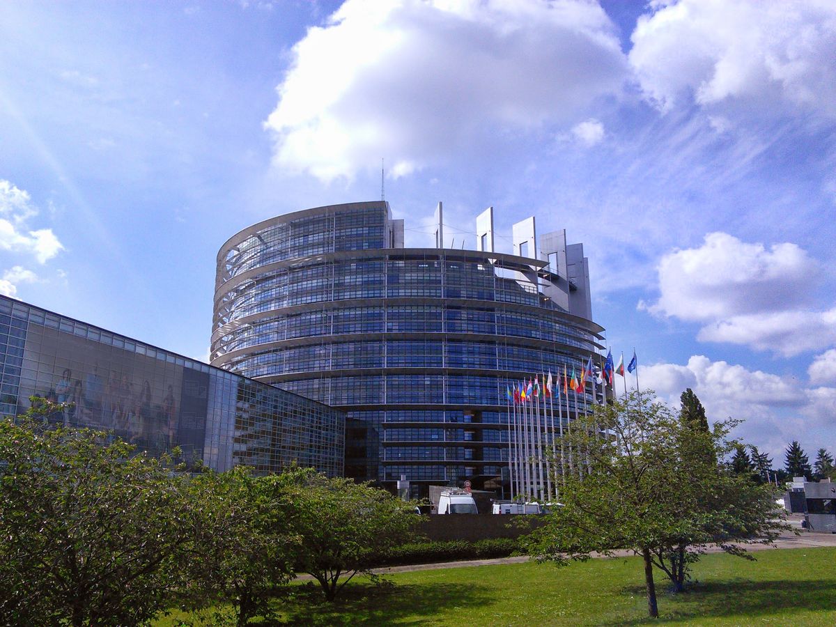zur Vergrößerungsansicht des Bildes: An einem sonnigen Tag wehen vor dem Europäischen Parlament in Brüssel die Flaggen der EU-Mitgliedstaaten im Wind.