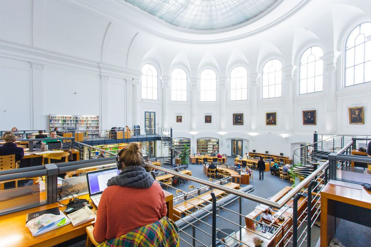 enlarge the image: Foto: Studierende arbeiten im großen Lesesaal der Bibliotheca Albertina