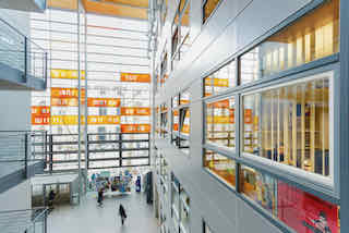 Universität Leipzig Geisteswissenschaftliches Zentrum (GWZ) Blick auf den Eingangsbereich, orange Felder im Hintergrund. Beethovenstraße, Blick auf Bibliotheca Albertina