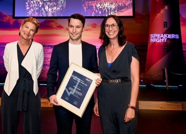 Fabian Saxinger with Regine Kreitz (BdKom President, left) and Ina Fröhner (BdKom Education Head). Photo: BdKom.