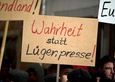 Foto: dpa Picture alliance Zu sehen ist ein Plakat auf einer Demostration mit der Aufschrift "Wahrheit statt Lügenpresse".