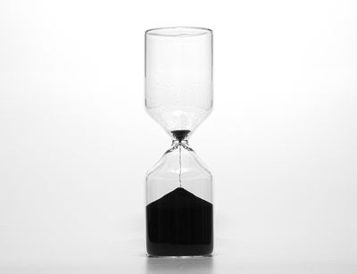 schwarz-weiß-Foto einer fast durchgelaufenen Sanduhr