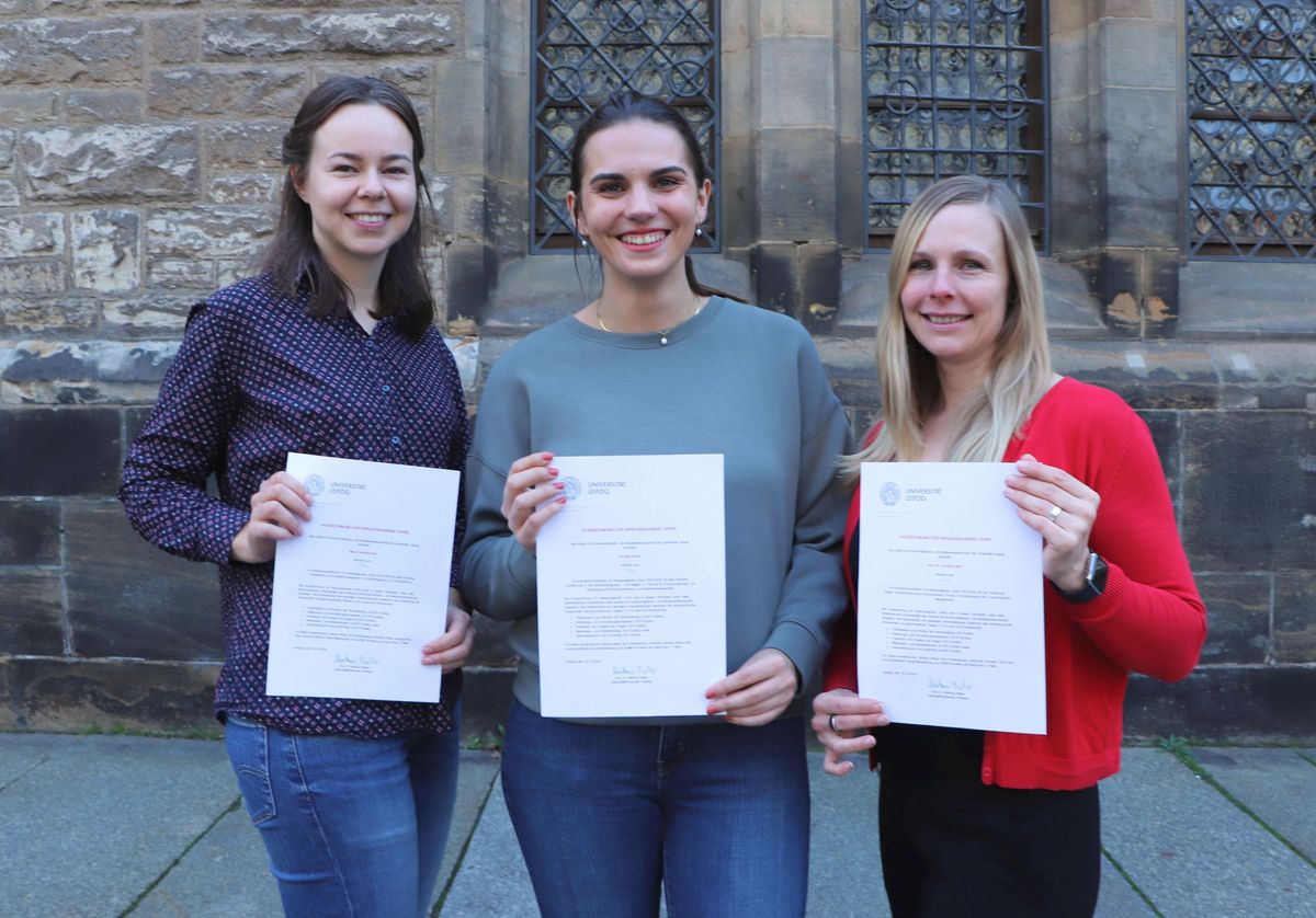 zur Vergrößerungsansicht des Bildes: Die Preisträgerinnen vom Sommersemester 2024: Maria Hendrischke, Anneke Elsner und Prof. Dr. Cornelia Wolf (Foto: Uwe Krüger).