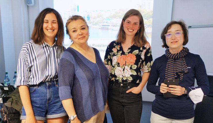 Elena Romanova (2. v. l.) mit den Journalismus-Studentinnen Nina Pogrebnaya (l.) und Laurie Stührenberg (2. v. r.) sowie Dolmetscherin Maryia Kirova (Foto: Uwe Krüger).