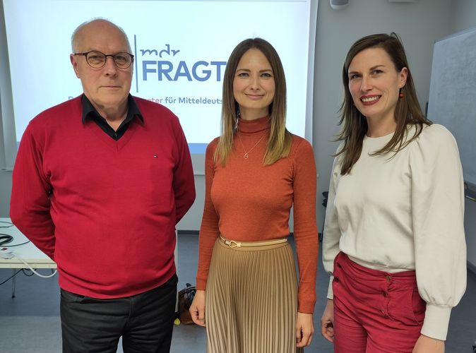 MDRfragt zu Gast im IfKMW: die Redakteurinnen Claudia Reiser (M.) und Kristin Hansen sowie der wissenschaftliche Beirat Hans-Jörg Stiehler (Foto: Uwe Krüger).