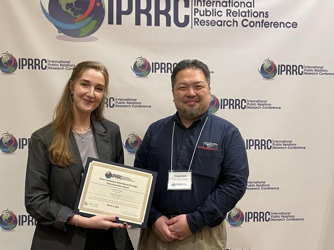  Caroline Siegel receives the award from Professor Yusuke Ibuki, Kyoto Sangyo University, Japan.