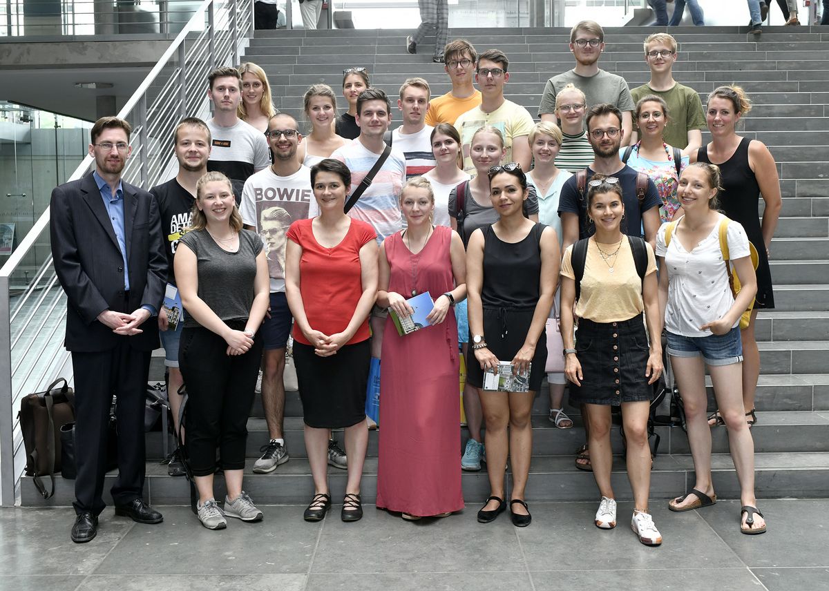 zur Vergrößerungsansicht des Bildes: Studierende der Leipziger Politikwissenschaft posieren gemeinsam mit der Bundestagsabgeordneten Daniela Kolbe in Berlin für ein Gruppenfoto.