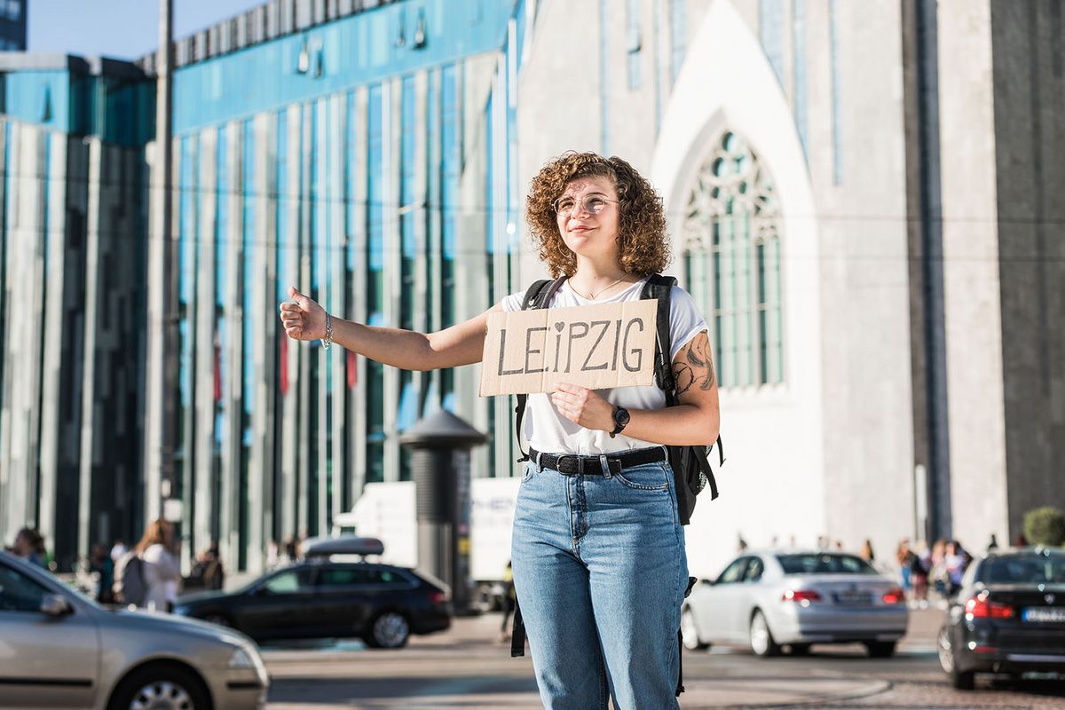 zur Vergrößerungsansicht des Bildes: Studentin vor der Universität, Foto: Christian Hüller