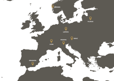 Europakarte, es sind die Mitglieder der Arqus-Allianz eingezeichnet: Bergen, Granada, Graz, Leipzig, Lyon, Padua, Vilnius, Breslau und Minho