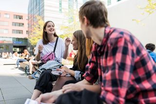 Studierende unterhalten sich auf dem Campus, Foto: Christian Hüller