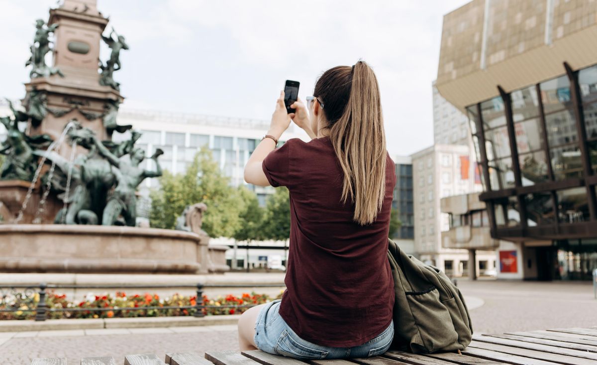 Student takes a photograph of a fountain. Photo: Colourbox