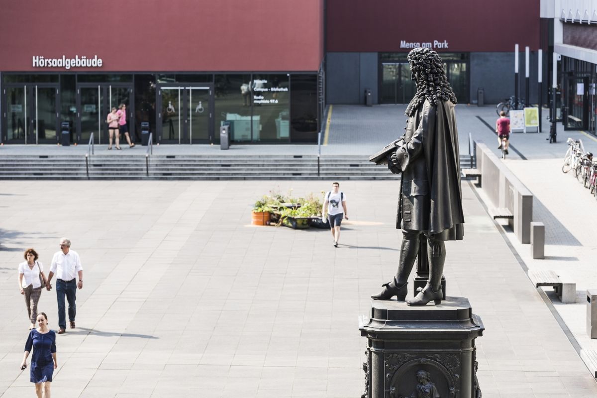 zur Vergrößerungsansicht des Bildes: Leibniz-Denkmal, Foto: Christian Hüller
