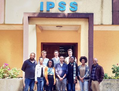 Studierenden und Professoren vor dem Institut für Friedens- und Sicherheitsstudien in Addis Abeba, Äthiopien.