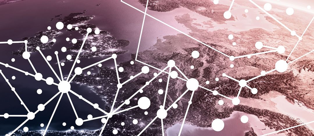 Computergrafik: Vogelperspektive aus dem All auf die Erde, wo ein Teil Europas zu erkennen ist. Darüber liegen weiße Punkte in unterschiedlicher Größe und lockerer Anordnung, die miteinander verbunden sind.