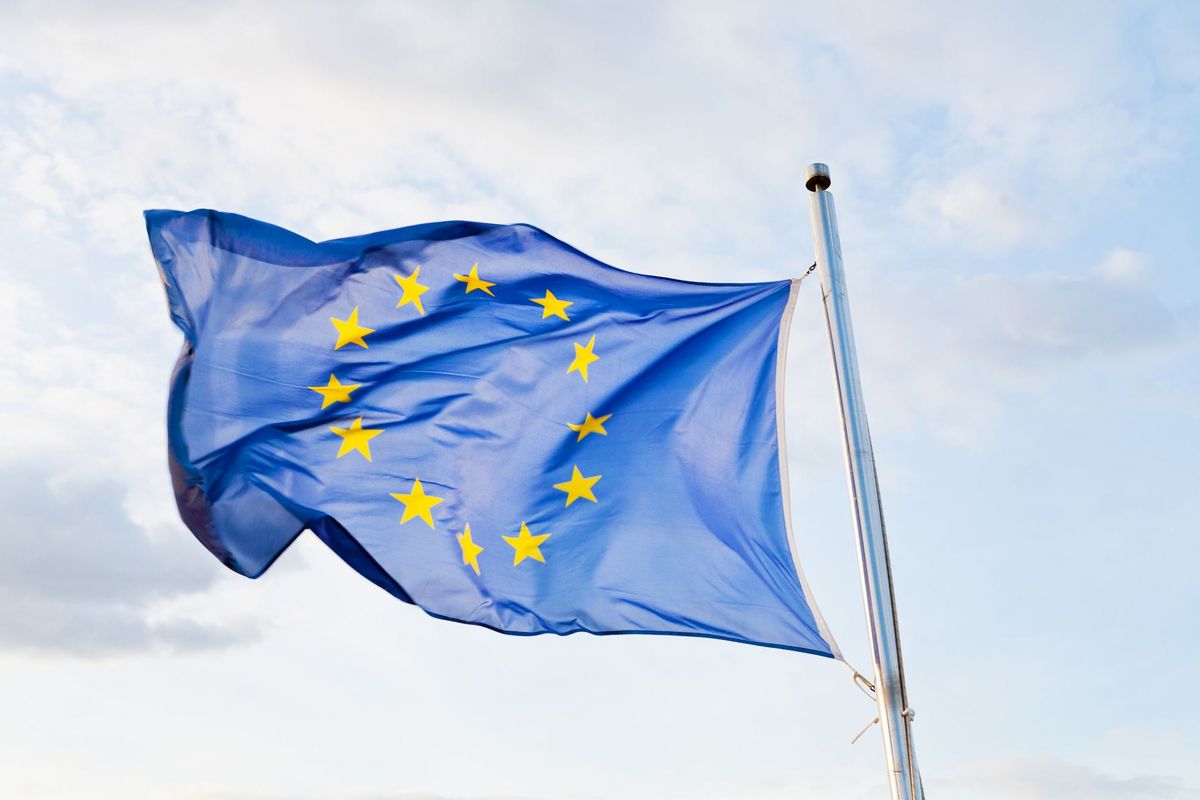 zur Vergrößerungsansicht des Bildes: Eine Europa-Flagge weht im Wind, Foto: Colourbox