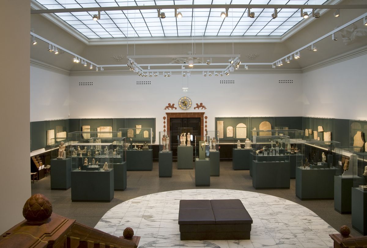 zur Vergrößerungsansicht des Bildes: Diverse Vitrinen in der Dauerausstellung des Ägyptischen Museums. 