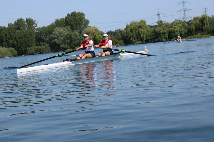 Zwei Leute fahren in einem Kanu auf dem Wasser.