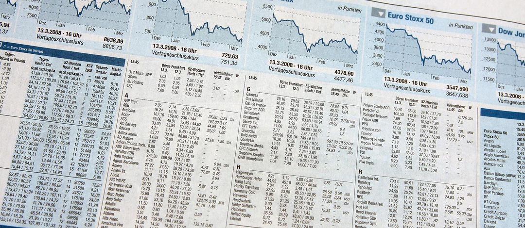 Nahaufnahme des Börsenteils einer Tageszeitung.