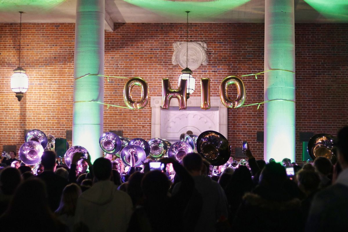 zur Vergrößerungsansicht des Bildes: Eine offizielle Feier, bei der die Marching Band der Ohio University spielt und Ohio-Luftballons fliegen.