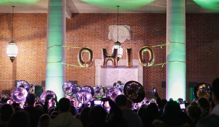 Eine offizielle Feier, bei der die Marching Band der Ohio University spielt und Ohio-Luftballons fliegen.