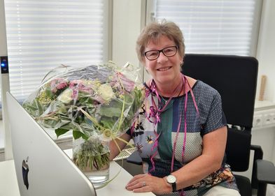 Jahrzehntelang der ruhende Pol des Lehrstuhls für Kommunikationswissenschaft: Simone Nixdorf (Foto: Sylvia Hellmuth). Jahrzehntelang der ruhende Pol des Lehrstuhls für Kommunikationswissenschaft: Simone Nixdorf (Foto: Sylvia Hellmuth).