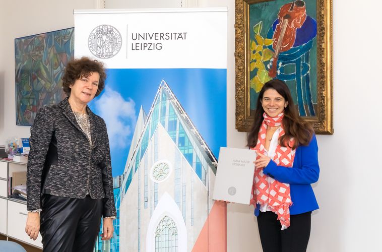 Nach der Vertragsunterzeichnung in Leipzig: Die Rektorin der Universität Leipzig, Prof. Dr. Beate Schücking (links), und Prof. Dr. Solveig Richter von der Fakultät für Sozialwissenschaften und Philosophie der Universität Leipzig