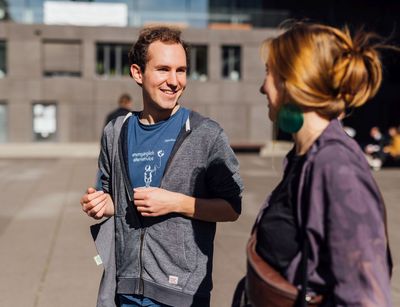 Studienbotschafter Benjamin im Gespräch auf dem Campus, Foto: Christian Hüller