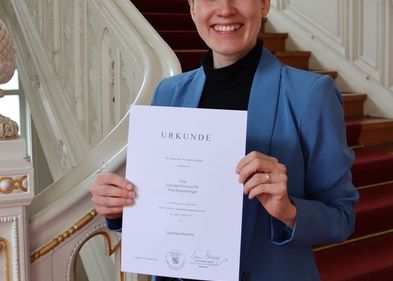 Dr. Vera Katzenberger mit ihrer Ernennungsurkunde (Foto: Uwe Krüger).