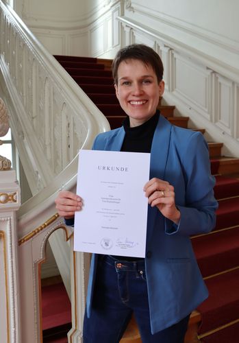 Dr. Vera Katzenberger mit ihrer Ernennungsurkunde (Foto: Uwe Krüger).