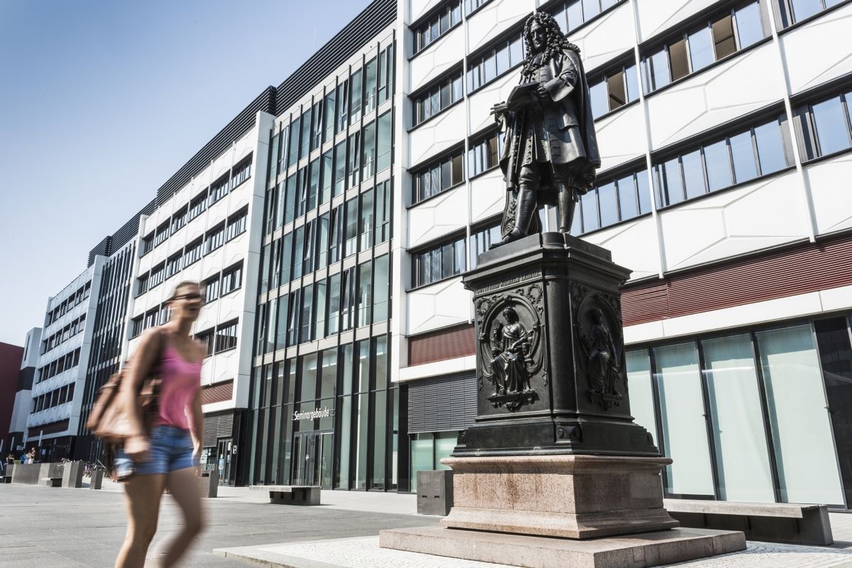 enlarge the image: Leibniz Denkmal auf dem Campus, Foto: Christian Hüller