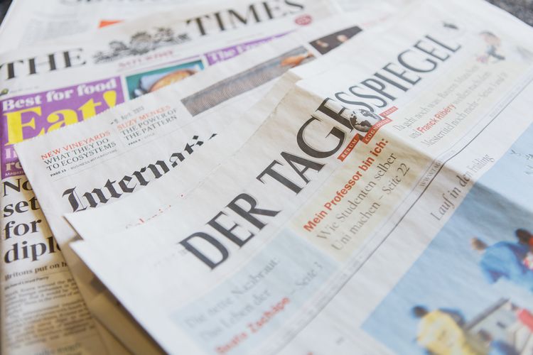 Zeitungen aufeinander gestapelt, Foto: Christian Hüller