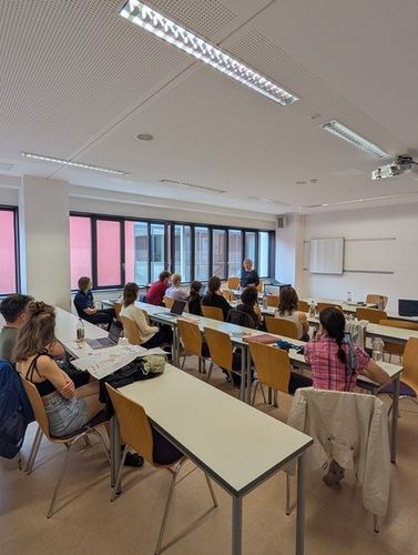 Foto vom Seminarraum beim Gastvortrag von Andrea Thies