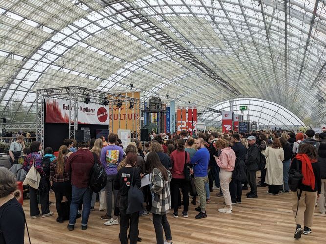 Die mephisto-Bühne auf der Leipziger Buchmesse 2023 (Foto: Eduard Bär).