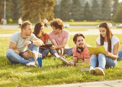 Studentengruppe im Park