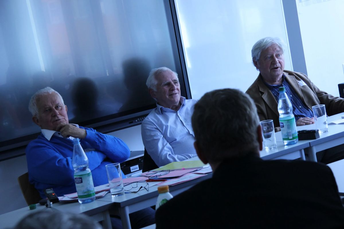 zur Vergrößerungsansicht des Bildes: Alfred Eichhorn, Dr. Jochen Schlevoigt und Prof. Dr. sc. pol. Karl-Heinz Röhr (von links) während der Podiumsdiskussion auf dem Alumni-Treffen im April 2023 (Foto: Leon Meckler)