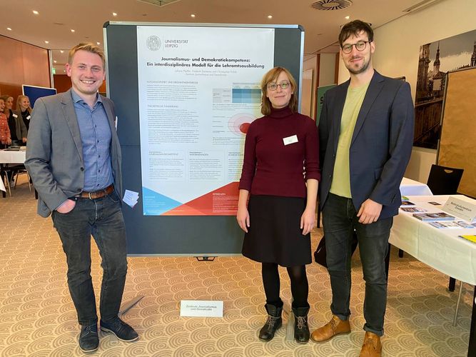 Frederik Damerau, Juliane Pfeiffer und Christopher Pollak (v.l.) auf der Dresdner Tagung (Foto: Max Kollender).