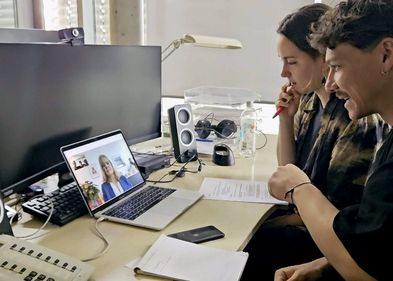 Die Studierenden Justus Niebling und Charis Mündlein bei der Arbeit an ihrem MDR-Beitrag. Die Studierenden Justus Niebling und Charis Mündlein bei der Arbeit an ihrem MDR-Beitrag.