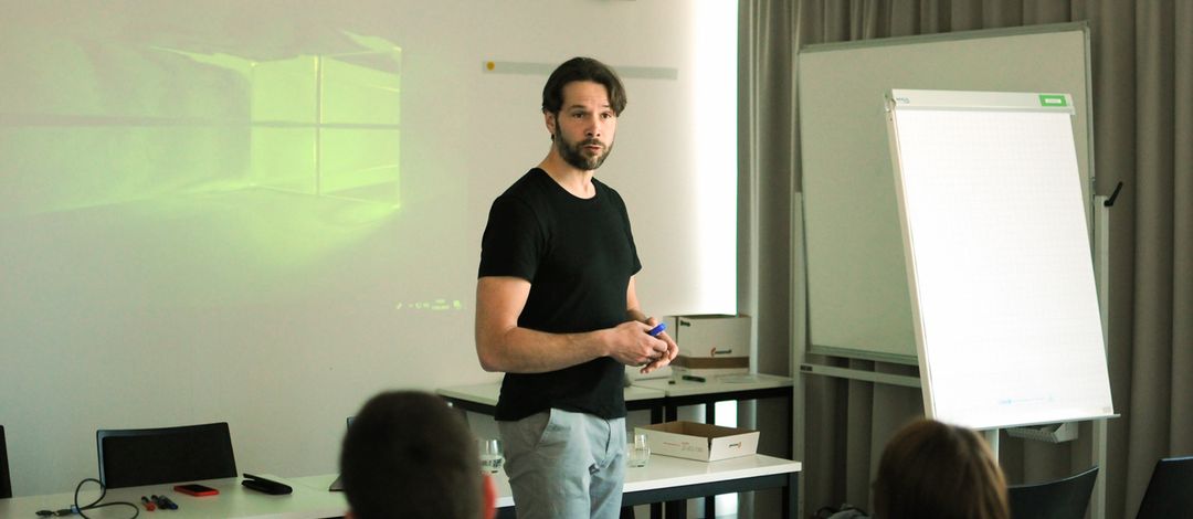 Professor Alexander Godulla hält einen Vortrag auf einer wissenschaftlichen Tagung. 