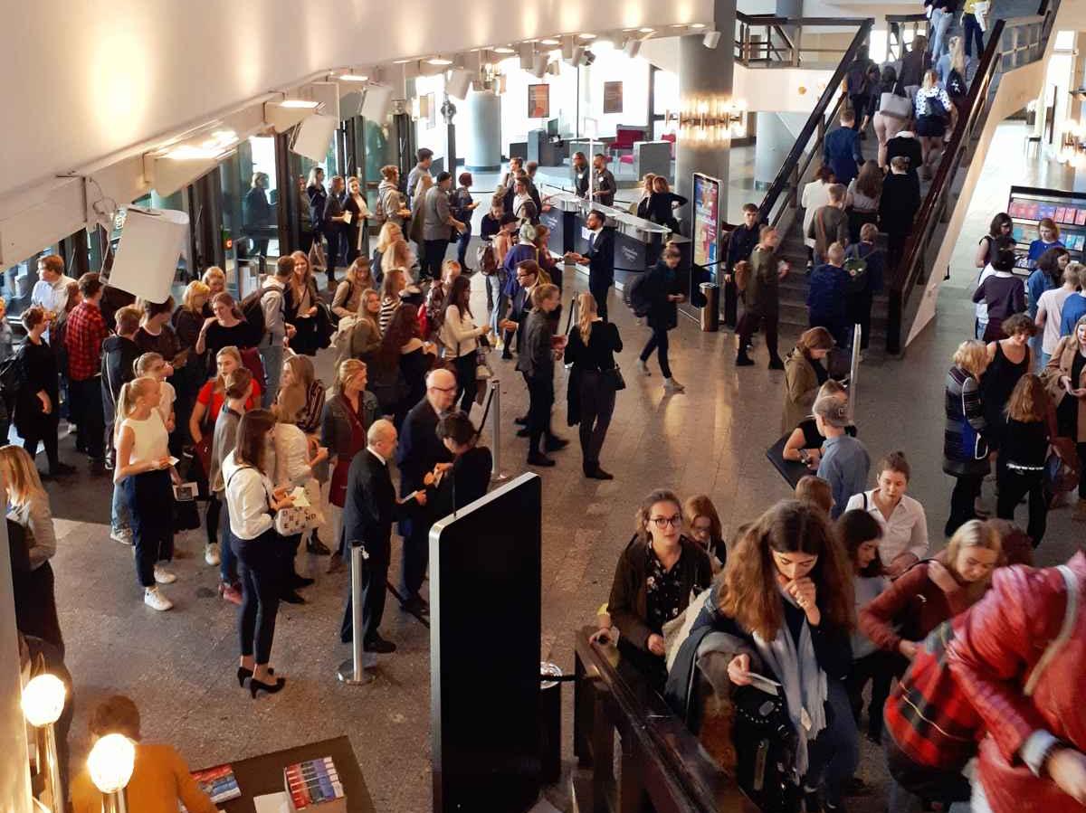 enlarge the image: Studierende und Besucherinnen und Besucher im Foyer des Gewandhauses