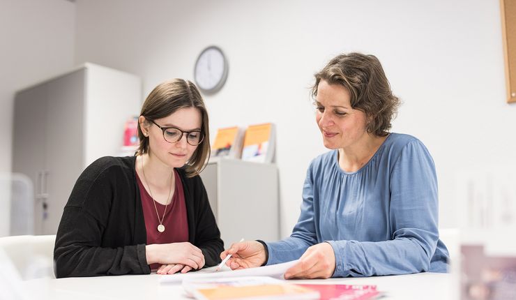 Eine Studentin nutzt die Servicezeiten des Career Service und lässt sich beraten.