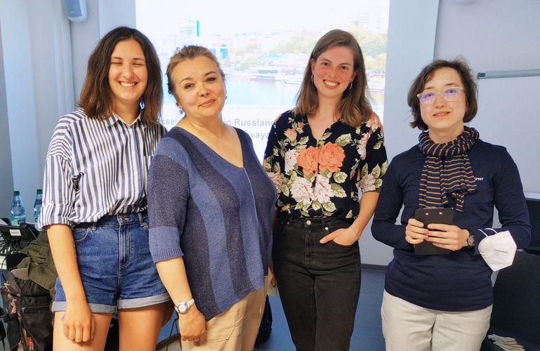 Elena Romanova (2. v. l.) mit den Journalismus-Studentinnen Nina Pogrebnaya (l.) und Laurie Stührenberg (2. v. r.) sowie Dolmetscherin Maryia Kirova (Foto: Uwe Krüger).