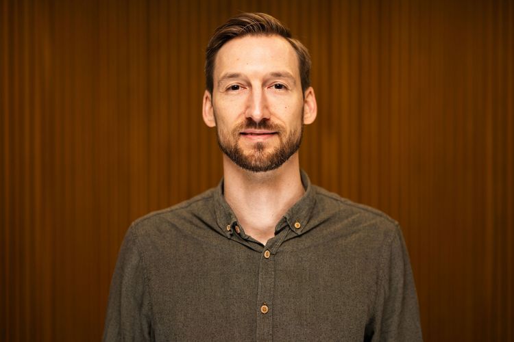 [Translate to English:] Portraitfoto von Manuel Menke (Fotograf: Zarko Ivetic)