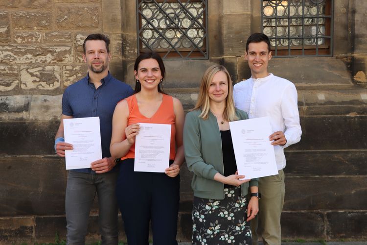 Die Preisträger:innen vom Wintersemester 2023/24: Prof. Dr. Alexander Godulla, Anneke Elsner, Prof. Dr. Cornelia Wolf und Daniel Ziegele (Foto: Uwe Krüger).