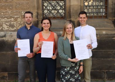 Die Preisträger:innen vom Wintersemester 2023/24: Prof. Dr. Alexander Godulla, Anneke Elsner, Prof. Dr. Cornelia Wolf und Daniel Ziegele (Foto: Uwe Krüger).