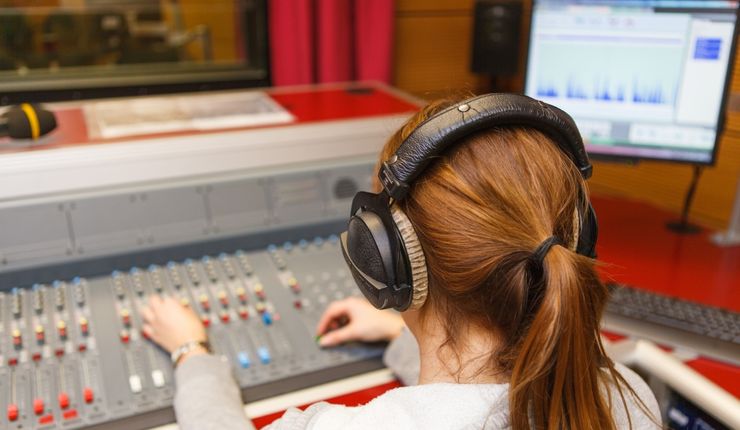 Studentin vor einem Mischpult bei Radio Mephisto, Foto: Christian Hüller