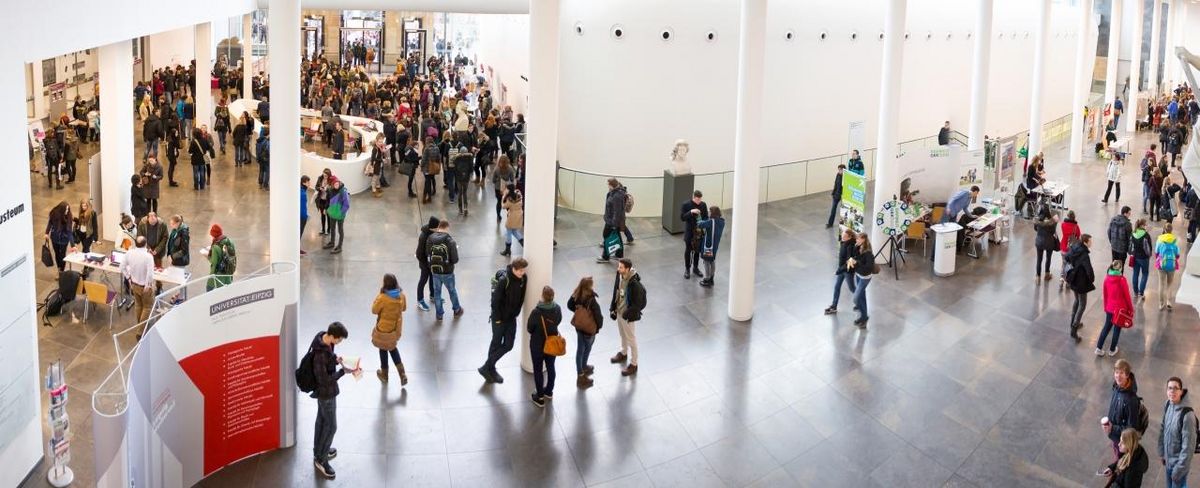 zur Vergrößerungsansicht des Bildes: Foto: Panoramafoto mit Menschen im Neuen Augusteum