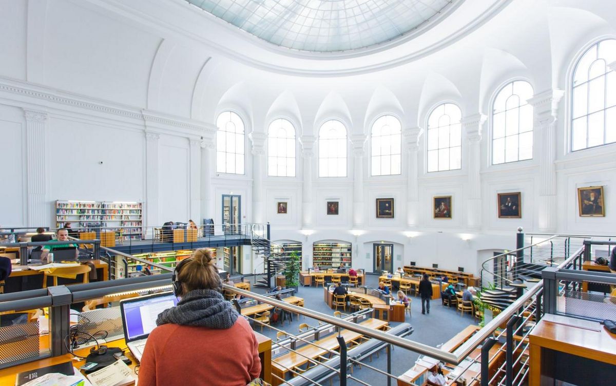 zur Vergrößerungsansicht des Bildes: Foto: Studierende arbeiten im großen Lesesaal der Bibliotheca Albertina