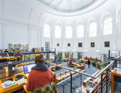 Foto: Studierende arbeiten im großen Lesesaal der Bibliotheca Albertina