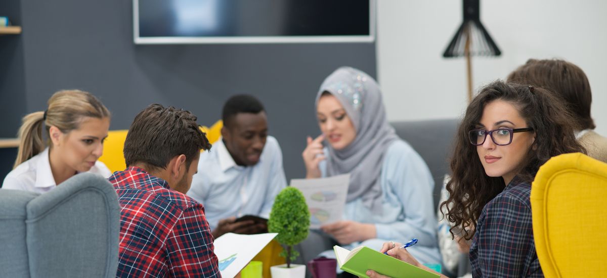 Studierende lernen in einer Sitzecke