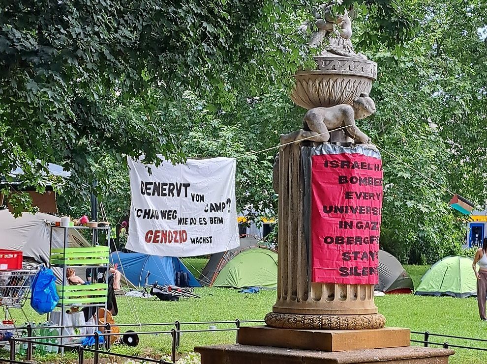 zur Vergrößerungsansicht des Bildes: Zelte und Transparente in einem Park